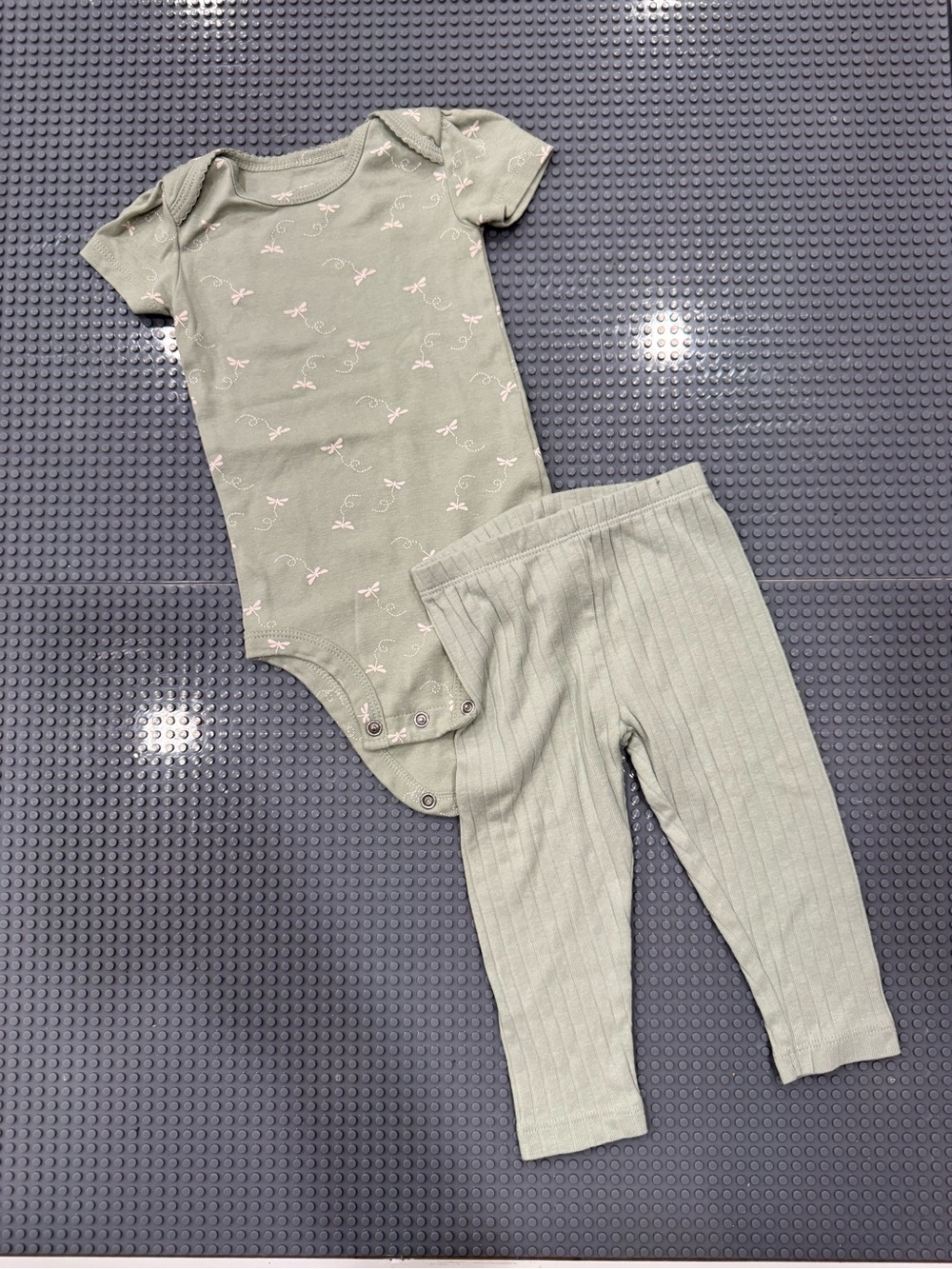 Carter’s short sleeve top with pant set size 9month